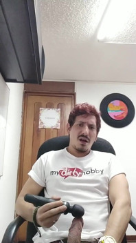 Domi si masturba in ufficio