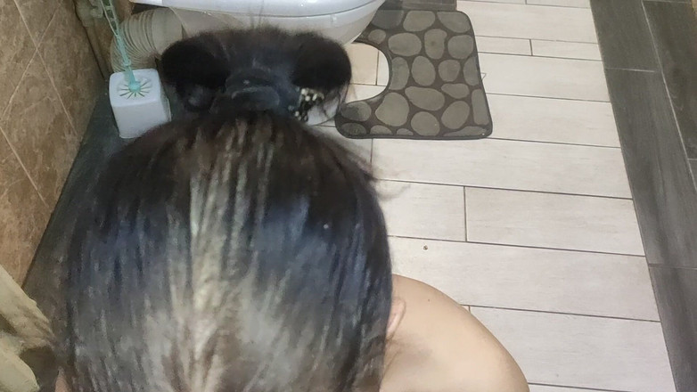 DirtyLubov: Großen schwanz im badezimmer lutschen