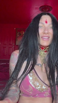 Busty Goddss Jenevieve Hexxx Brzuch tańczy i pokazuje swoje niesamowite krzywe!