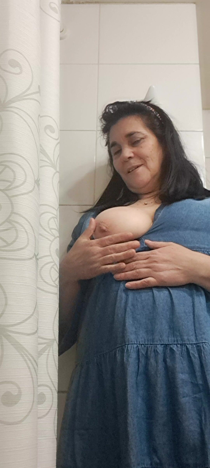 Mommy big hairy pussy: Beni görmek istediğin banyoda, çok ateşliyim