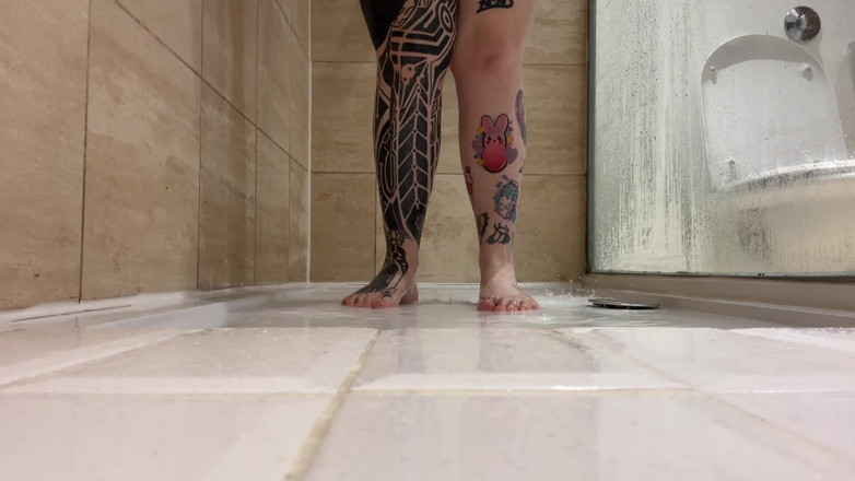 Miss Valentina: नहाते हुए पैरों का दृश्य