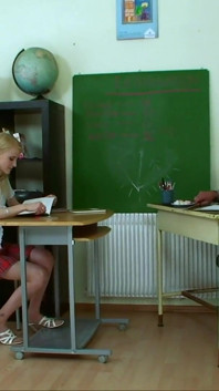 Blondă super sexy în uniformă de facultate cu țâțe naturale mici care face sex intens cu pizdă umedă sălbatică
