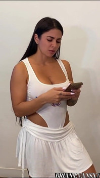 O mamă sexy columbiană Silvana Lee și o blondă cu țâțe mari se fut într-un sex în trei cu două femei - Brian Evansx