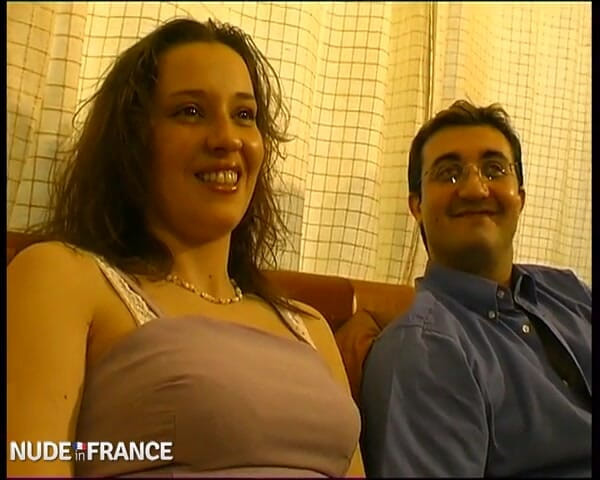 La France a Poil: 来自里昂的丰满年轻黑发女郎喜欢深喉和粗暴性爱