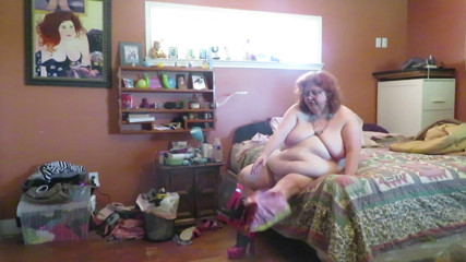 BBW nurse Vicki adventures with friends: Spogliarello da abito rosso e stivali fiammeggianti parte 2 post autunno...