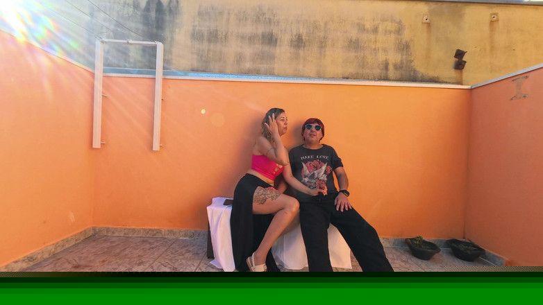 Gabi SweetCouplesStories: 공공 장소에 앉아 행운의 날을 가진 블라인드 맨.