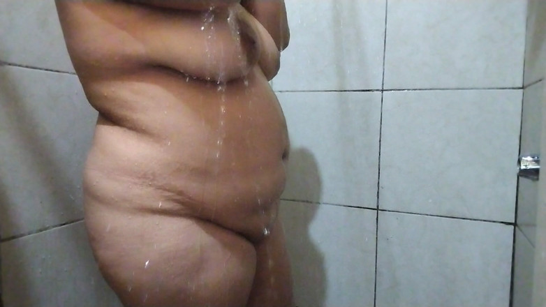 Stepmom_with_big_tits: Jak ty kozy vyskočí při sprchování