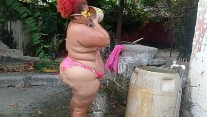 我的婊子继母在露台上洗澡
