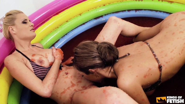 Lesbian porn for you: Чорно-білі повії трахають свої мокрі та волохаті пизди великими страпонами