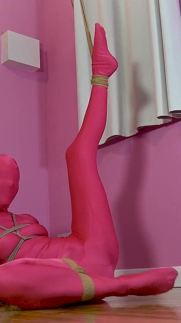 UKCuteGirl Lucy Lauren: Rope bondage für lucy im Glänzenden spandex-catsuit