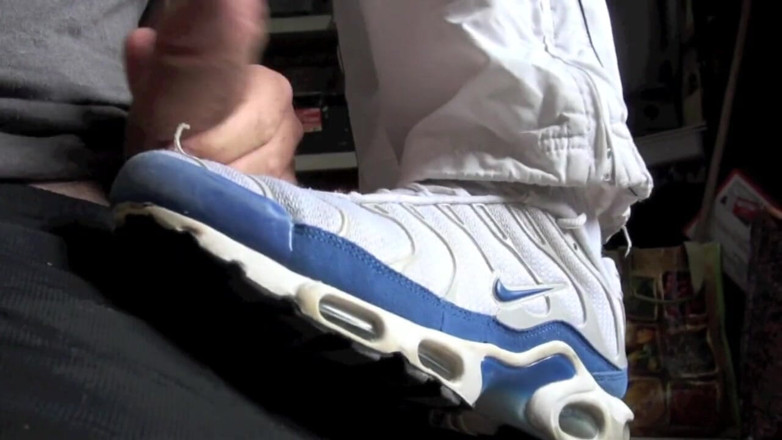 Sneaker gay: 巨根を吸い、スニーカーを嗅ぐ