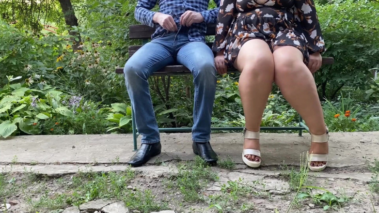 OurFetishLife: 双腿性感的放荡熟女坐在长凳上帮我撒尿