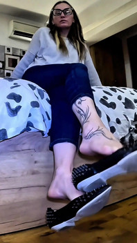 Sotto Di Me, Non Sei Niente. Ed È Proprio per Questo Che Desideri Di Più.