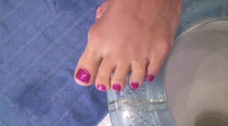Foot Girls: Ayak tırnaklı kadın klozet kapağında resim yapıyor