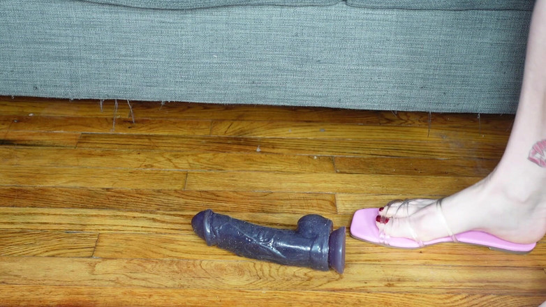Deanna deadly: Calpestando dildo in sandali rosa