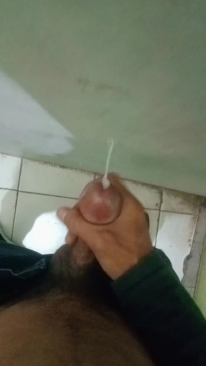 KingLeo: Balançar o pau de pé até você gozar no armazém...