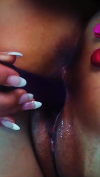 Dorothy Black et Peaches Johnson utilisent un gode violet