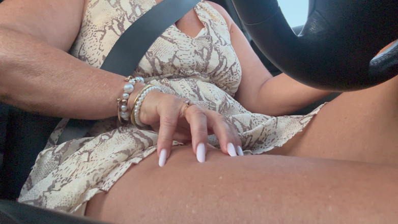 Step Mommy: Elegancka i seksowna macocha prowadzi samochód i pociera swoją cipkę...