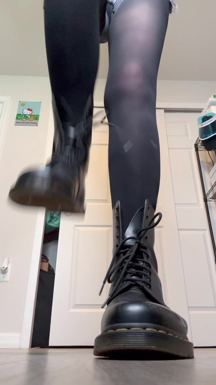 Peppermint Giantess: ブーツサイズ16フィートで激しく踏み鳴らす