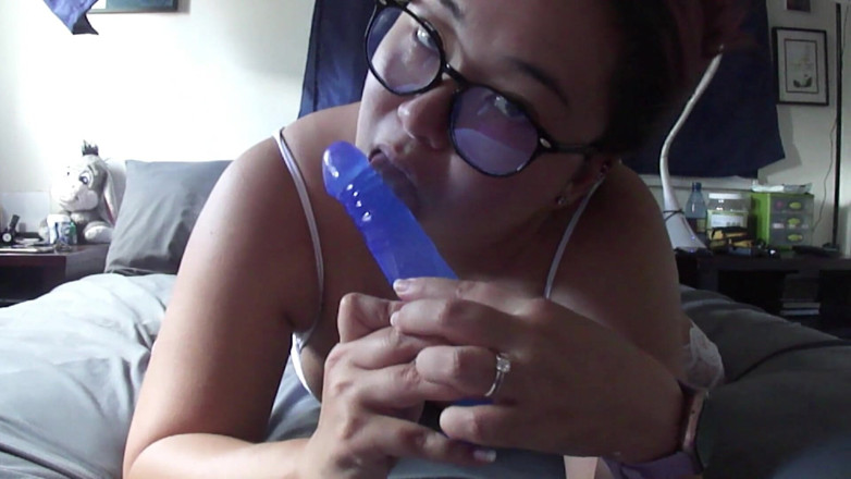 Lovelyasiangirl: Strebsames asiatisches mädchen spielt vor ihrer webcam mit spielzeug