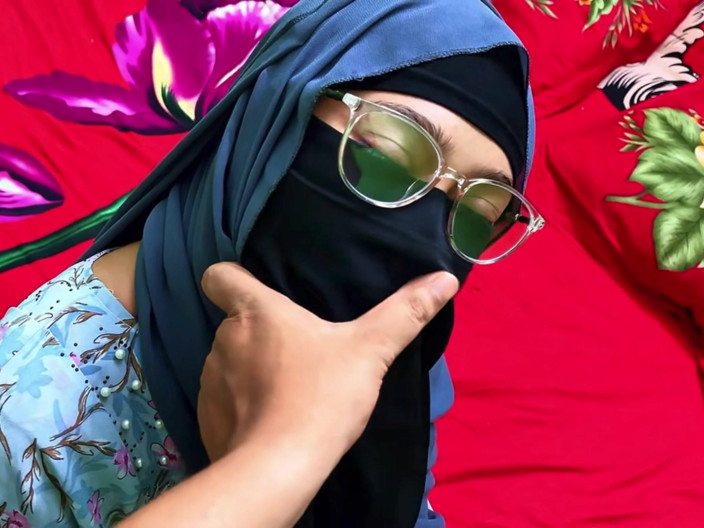 Riya Chowdhury: セクシーなホットな女性が寄付を求めに来るのはいつか