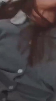 La esposa en casa engaña a su marido con su mejor amigo. Real