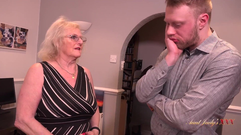 Aunt Judy's XXX: AuntJudysXX - возбужденная горячая бабуля миссис Клэр трахает коллекционера долга