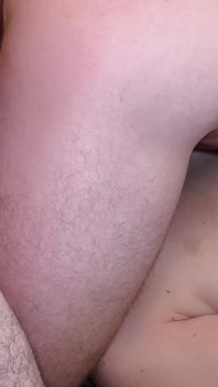 Biseksual bertiga. MILF seksi menjilat telur suami dan kekasihnya. Ep 30822