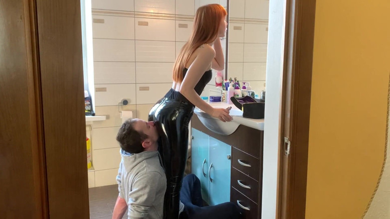 Petite Princesses Femdom: Face-chair pour la déesse Kira dans un pantalon en latex -...