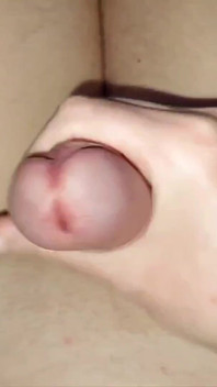 Un jeune homme se masturbe et gémit bruyamment, la bite explose. Éjaculation en gros plan - xStepmommyx