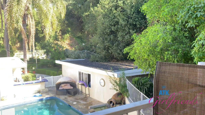 ATK Girlfriends: Riley vám dá bj venku na balkóně a pak si...