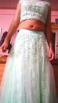 Fundo crossdresser gay indiano em Lehanga Azul