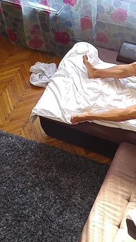 胸の大きいブロンドのキラのホットマッサージとセックスの舞台裏