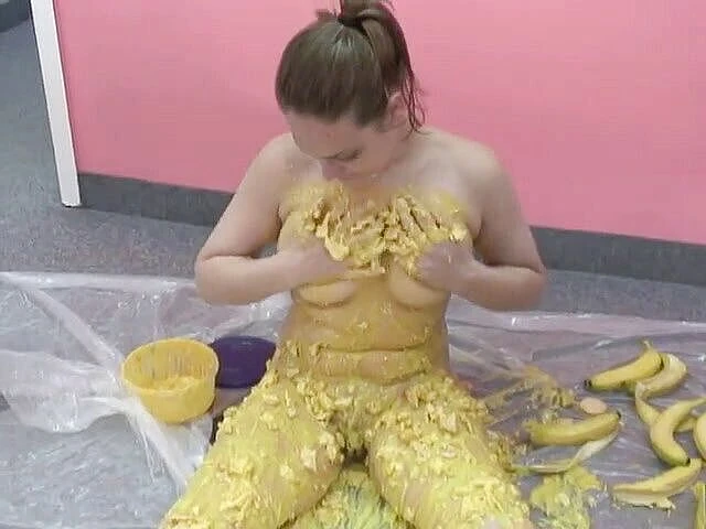 ChickPass Amateurs: Kinky Danni's covered in yellow cream