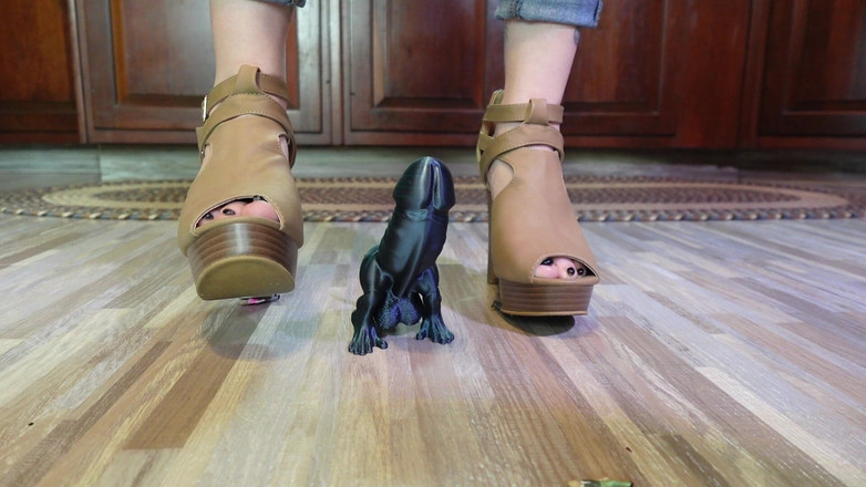 Raven Willow: Stampfen auf Tiny's mit Dino schwanz