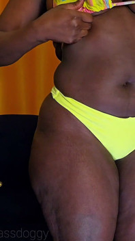 Awek pantat yang bagus dalam striptis bikini hijau.