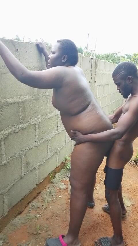 Sexydaddy: Des fesses pulpeuses prennent une bite à gagner derrière un bâtiment...