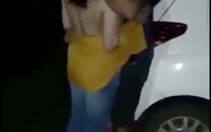 Sexy Sharma 11: Desi přítelkyně šuká venku v autě
