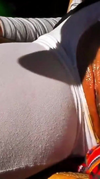 La tettona amatoriale gioca con un lecca-lecca dentro la sua figa bagnata
