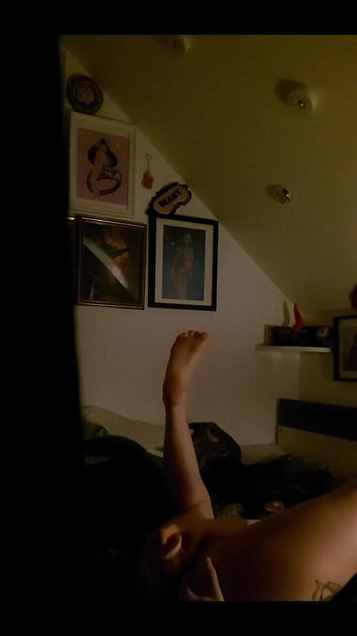 CherryOrchid: Pov sei il mio compagno di stanza peeker che vaga...