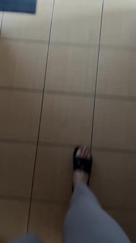 Pov: suara sandal jepit saat berjalan dengan legging abu-abu