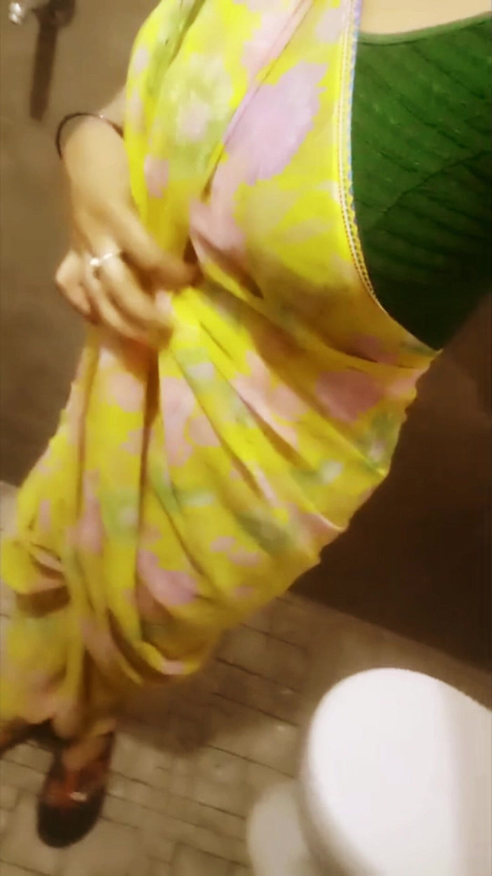 Desi_Tease_Queen: Desi Bhabhi Saree Tease - pomalý zdvih a nakukování - bez obličeje - 4K...