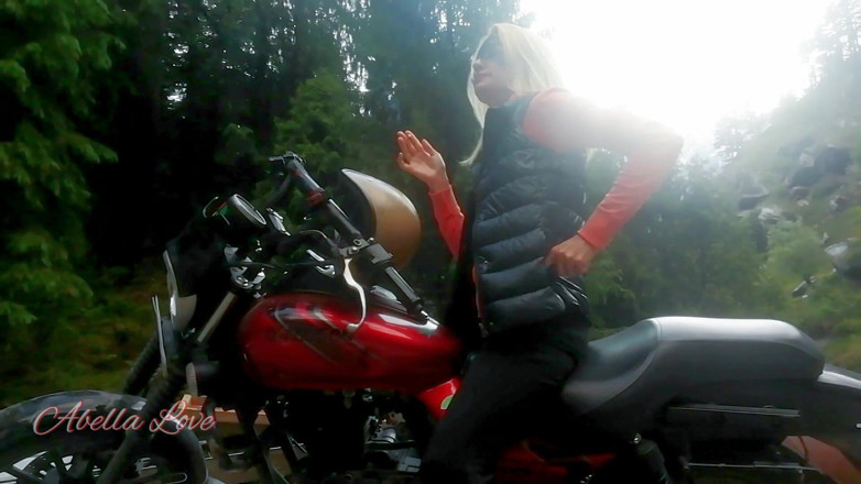 Abella Love: Bibir merah blonde merokok secara sensual pada basikal Rasta di...