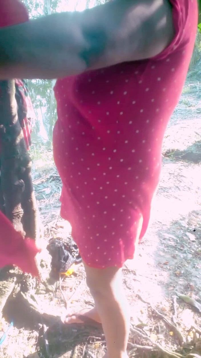 Sadia vabi: Naibroat Bhabhi Cjance 他的礼服边在池塘里
