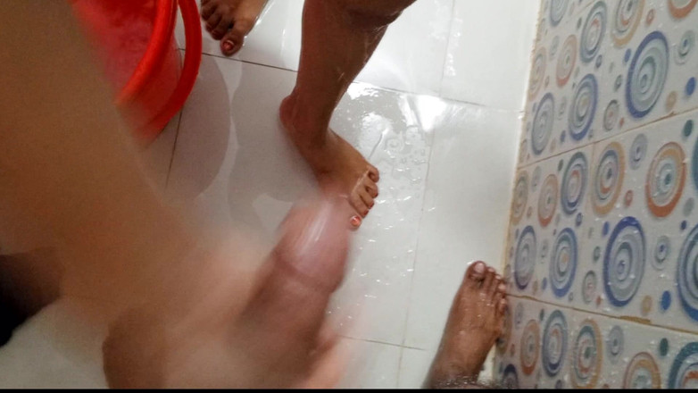 Dhaka sex: Il figliastro vede la sua matrigna fare un bagno