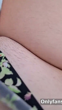 第一人称视角 女孩使用振动器激烈高潮，嘴唇和舌头移动 - programmerswife