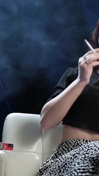 香港的俄罗斯红发女郎在豹子裤子里抽烟