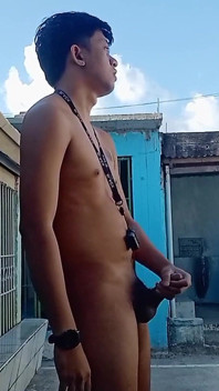 Um garoto asiático com tesão ao ar livre