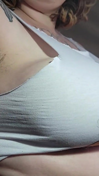 Taglio la mia camicia in modo che si possa adattarli meglio (sfw)