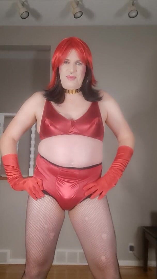 Victoria Lecherri: Ta pute en satin rouge pour une nuit !